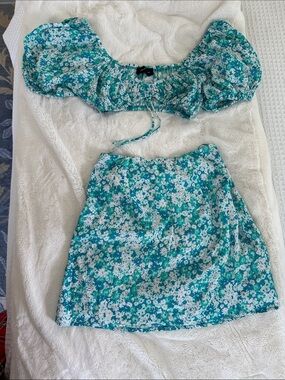 Floral Hazel Boutique skirt cropped top off the shoulder set size small